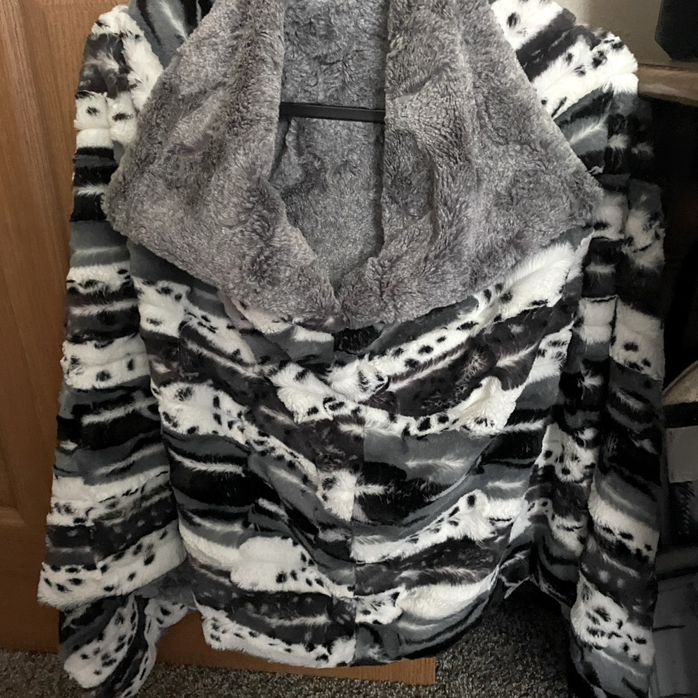 Women’s Minky one size pull over coat